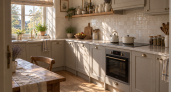 Кухня будто переехала в Прованс: фасады льняного цвета и полка с Ozon за 500 руб превратили стену в украшение