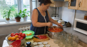 Помидоры по-фински с луком дольками: делаю по 30 банок этой кисло-сладкой закуски — съедают со стола первой