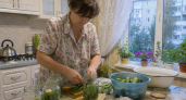 Золотистые огурцы по-алжирски: одна специя в маринаде делает овощи хрустящими