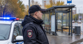 В Ярославле ищут вандала, разбившего два стекла остановки на камеру