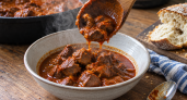 1 кусочек к мясу — и гуляш будто из венгерской корчмы: мягкий, густой и ароматный
