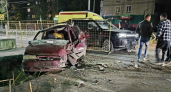 На улице Труфанова в Ярославле легковушка улетела в раскоп и заблокировала движение