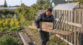 Беру обрезки досок — стенку компостера «заплетаю», как корзину: садовые отходы больше не лежат бесформенной кучей