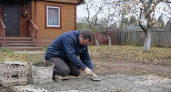 Пара мешков цемента и стопка яичных лотков: как собирать на даче дорожку их «каменных сот» из картонного хлама