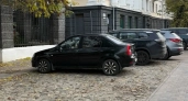 В центре Ярославля старинную булыжную мостовую на тротуаре заняли под парковку