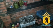 Под Рыбинском мужчина влез через крышу и вынес из погреба друга 20 бутылок спиртного и домашние заготовки