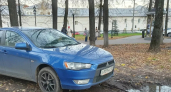 В центре Ярославля главную прогулочную зону превратили в стихийную парковку