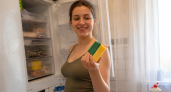 Не для красоты: почему губки для мытья посуды бывают разных цветов — жесткая сторона вредит тефлону и эмали