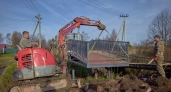 В селе Андроники под Ярославлем начали монтаж нового пешеходного моста через реку
