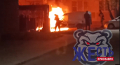 В Ярославле восемь спасателей тушили полыхавшую во дворе легковушку