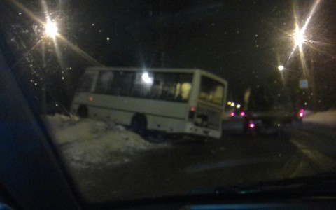 В Ярославле маршрутка вылетела на разделительную полосу