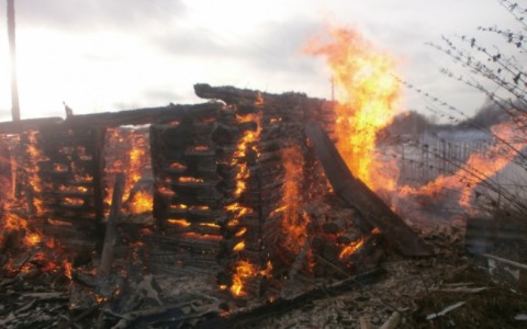 В Ярославской области в деревне Головино сгорела баня