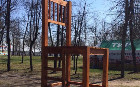 В парке Ярославля на Даманском острове "поставили" гигантский стул