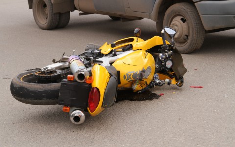 В Ярославле мотоциклист сбил двух пешеходов