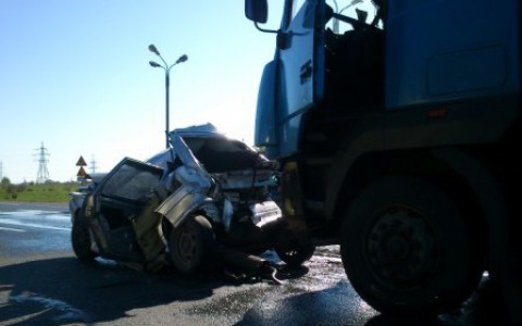 Под Ярославлем грузовик влетел в стоявшую на светофоре легковушку