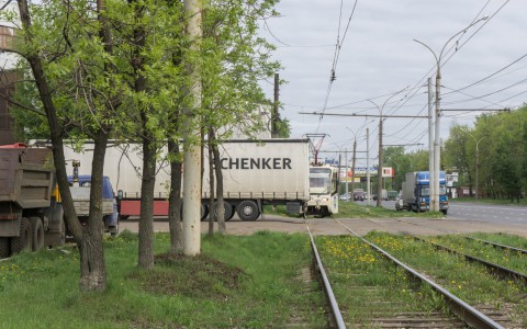 Грузовики у моторного завода в Ярославле останавливают движение трамваев