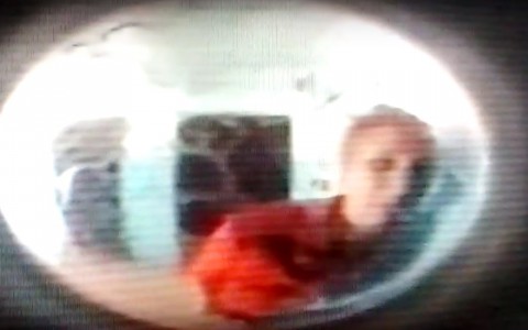 Ярославна сняла видео, как 77-летняя соседка взламывала квартиру