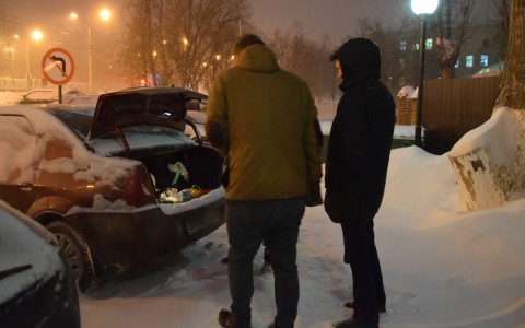 Альтруист из Ярославля в мороз спасает автолюбителей