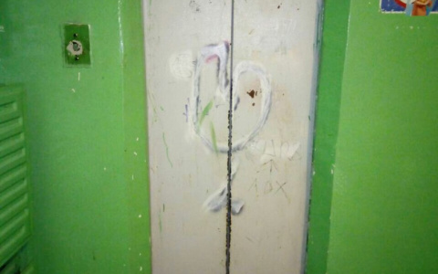 Ярославская семья с маленькими детьми на 20 минут "поселилась" в лифте