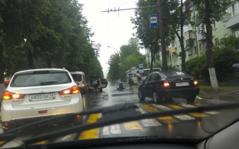 Из-за сбитого пешехода в центре Ярославля маршрутки ездят по тротуарам