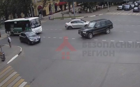 В центре Ярославля маршрутка с пассажирами протаранила джип: видео