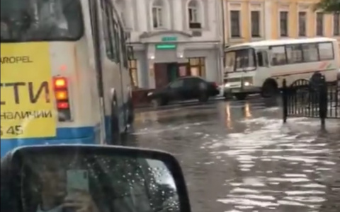 В Ярославле затопило дороги и вокзал: кадры водного бедствия