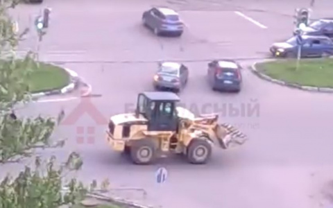 В Ярославле трактор раздавил легковушку: видео