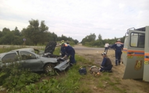 Авто раскурочено и жертва на земле: под Ярославлем машина вылетела в кювет