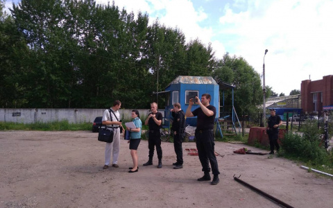 В Ярославле разбирают первую платную стоянку: кадры
