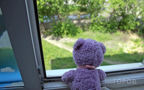 Несчастье в многодетной семье Ярославля: из окна выпал годовалый мальчик