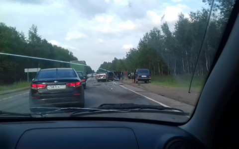 На проклятых километрах под Ярославлем легковушки разметало по трассе: видео