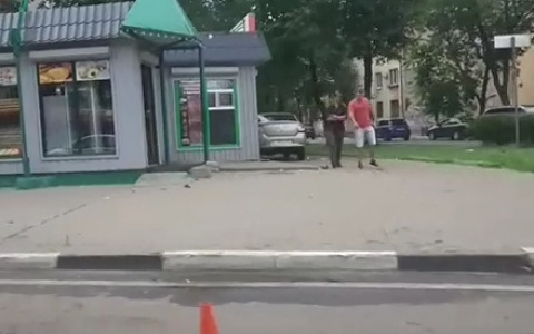 Голодные игры по-ярославски: такси врезалось в ларек с шаурмой. Видео