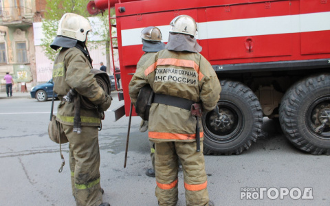Под Ярославлем 10 пожарных тушили хлебозавод