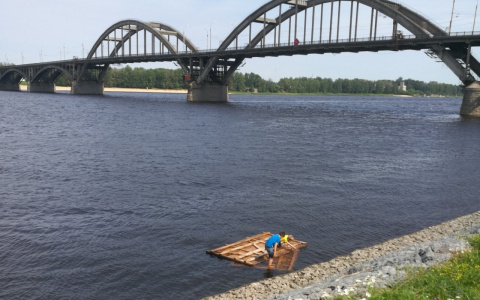 В Рыбинске жители спасали детей, которые устроили заплыв на самодельном плоту: фото