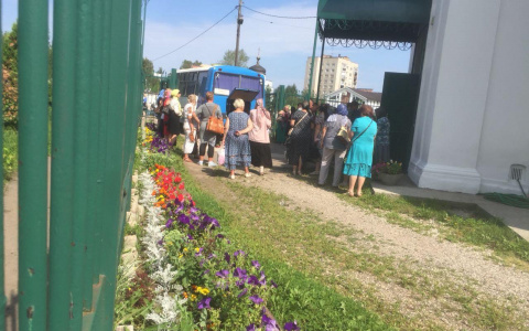 Слезы и море цветов: в Ярославле простились с убитой мамой двоих детей. Фото и видео