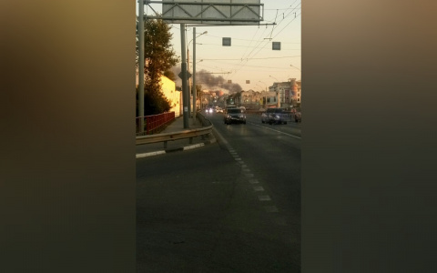 Клубы черного дыма над ТЦ Фараон в Ярославле: что горело