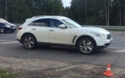 В Ярославле у двух водителей прямо на дороге отобрали элитные машины