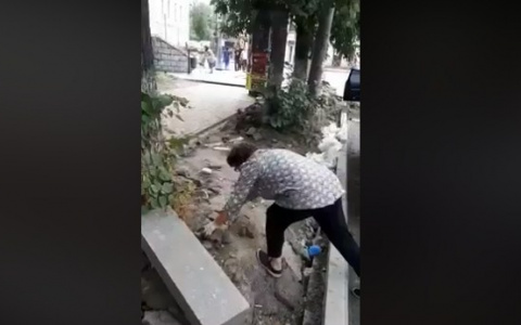 Заставили вернуть: в Ярославле женщина привезла украденную плитку обратно. Видео