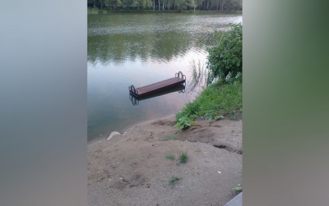 Новые лавки улетели в озеро: вандалы разгромили только что отремонтированный парк в Ярославле