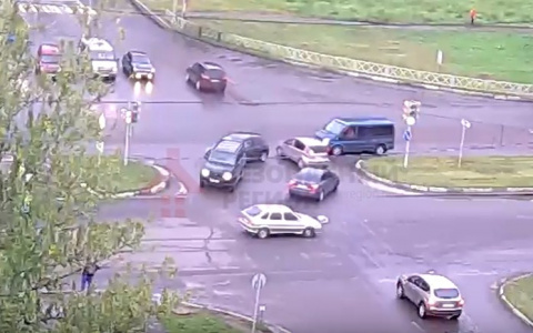 Перевернулся в воздухе: в Ярославле сбили пьяного пешехода. Видео