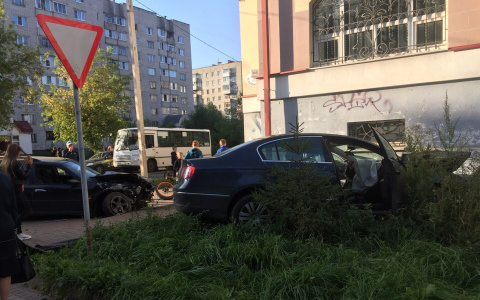 Вывалились пьяные тела: в Рыбинске столкнувшиеся автомобили улетели на тротуар. Кадры