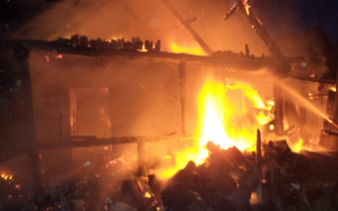 Под Ярославлем дом превратился в пепелище: есть пострадавшие