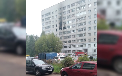 Людей спасали из огня: в Ярославле из пылающей многоэтажки эвакуировали десятки человек. Кадры