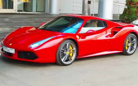 Ярославцы обсуждают дорогую Ferrari, припаркованную у отеля: фото