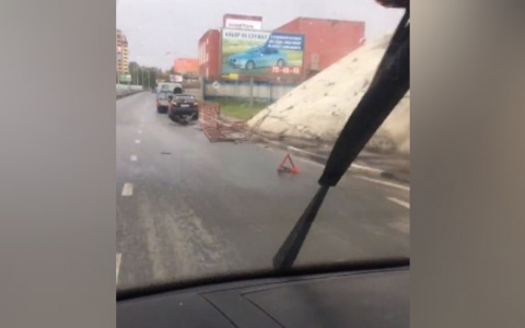 Иномарка снесла ограждение тротуара в Ярославле: видео