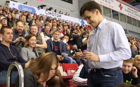На матче "Локомотива" болельщик сделал предложение своей девушке: видео
