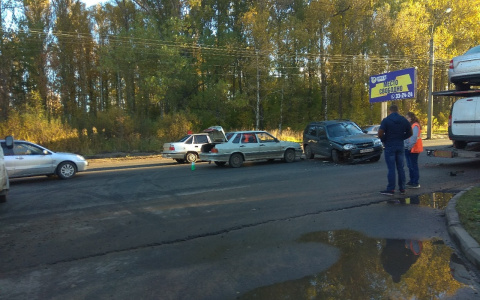 Ярославцы вышли из троллейбусов и пошли пешком: в Брагино в аварии водитель пробил головой стекло