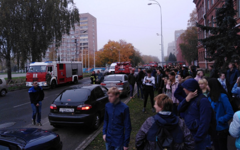 Пожар в колледже Ярославской области: работают спасатели и скорая
