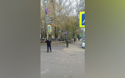 Люди с винтовками оцепили здание в центре Ярославля: что произошло