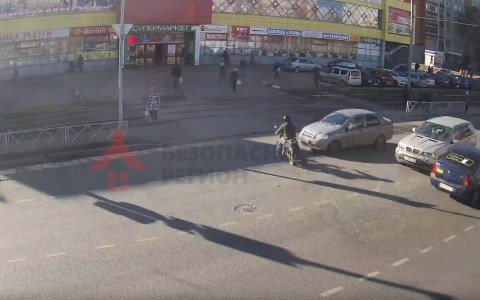 Перевернулся в воздухе и потерял шлем: ДТП в Ярославле. Видео